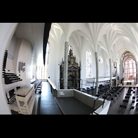 Kassel, St. Martin, Orgel mit Spieltisch und seitlichem Blick in die Kirche