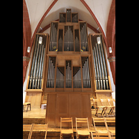 Gttingen, St. Johannis, Orgel mit Rckpositiv von der Empore aus gesehen (beleuchtet)