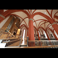 Gttingen, St. Johannis, Blick von der Seitenempore zur Orgel und in die Kirche
