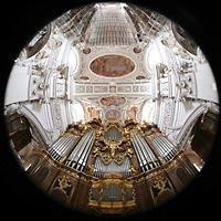 Passau, Dom St. Stephan, Orgelempore mit Evangelien-, Haupt- und Epistelorgel kurz vor Schließung 2023