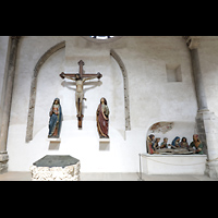 Köln (Cologne), Groß St. Martin, Kreuzigungsgruppe; im Vordergrund das Taufbecken aus staufischer Zeit