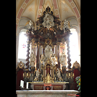 Regensburg, St. Josef, Barocker Hochaltar mit weißer Figur des Kirchenpatrons, des Hl. Josef
