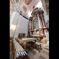 Passau, Dom St. Stephan, In den Nordbalkon im Chor hochzuhievende Pfeifen