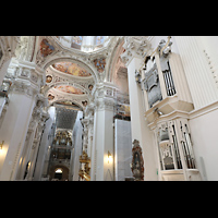 Passau, Dom St. Stephan, Blick vom Chorraum ins Langhaus, zur Hauptorgel, Chororgel und zum Nordbalkon