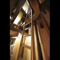 Mnchen (Munich), Liebfrauendom, Groe Pedalzuungen unten in der Orgel mit Leiter nach oben