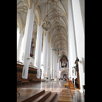 Mnchen (Munich), Liebfrauendom, Seitlicher Blick durchs gesamte Hauptschiff und auf die Orgeln