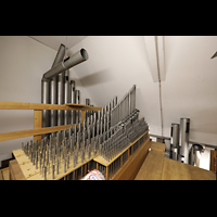 Passau, Dom St. Stephan, Pfeifen Fernorgel, obere Etage, links die beiden Harmonikas, rechts die neuen Orchestral Strings (2022), hinten gekröpfte Becher der Posaune