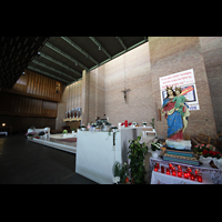 Bologna, San Giovanni Bosco, Chorraum mit Blick zur Orgel (hinter der Holzpanele)