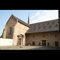 Trier, Marienstiftskirche, Seitenansicht von auen und Portal