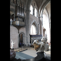 Trier, Dom St. Peter, Chororgel und Engelsfigur im Ostchor