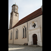 Weilheim i.OB., Stadtpfarrkirche Mariä Himmelfahrt, Seitenportal und Turm vom Marienplatz aus