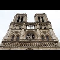 Paris, Cathdrale Notre-Dame, Massive Trme mit Orbanemtik und Fensterrosette