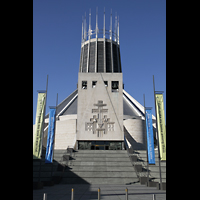 Liverpool, Metropolitan Cathedral of Christ the King, Treppen zur Kathedrale
