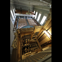 Zürich, Neumünster, Blick vom Dach der Orgel ins Pfeifenwerk des Pedals und in die Kirche