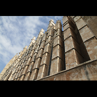 Palma de Mallorca, Catedral La Seu, Strebepfeiler mit Figurenschmuck an der Sdwand