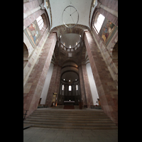 Speyer, Kaiser- und Mariendom, Chorraum mit Vierungskuppel und Leuchter
