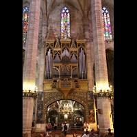 Palma de Mallorca, Catedral La Seu, Orgel mit bunden Glasfenstern im nrdlichen Seitenschiff