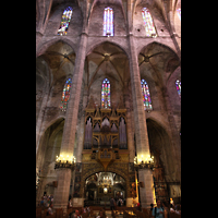 Palma de Mallorca, Catedral La Seu, Orgel mit bunden Glasfenstern im nrdlichen Seitenschiff