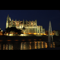 Palma de Mallorca, Catedral La Seu, Auenansicht vom Parc de la Mar in der Dmmerung