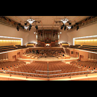 Bamberg, Konzert- und Kongresshalle, Innenraum in Richtung Orgel