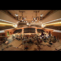 Bamberg, Konzert- und Kongresshalle, Blick vom Spieltisch in den Raum