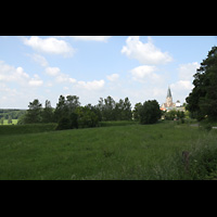 St. Ottilien, Erzabtei, Klosterkirche, Blick von einer der Zufahrtsstraßen auf die Klosteranlage