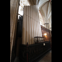 York, Minster (Cathedral Church of St Peter), Pedalpfeifen des Open Diapason 32' im rechten Chorumgang