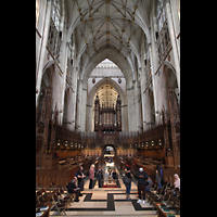 York, Minster (Cathedral Church of St Peter), Chorraum mit Chorgestühl und Orgel