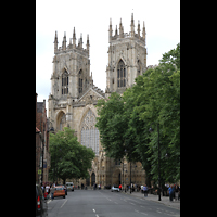 York, Minster (Cathedral Church of St Peter), Blick vom Duncombe Place auf die Westfassade mit Doppeltürmen