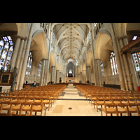York, Minster (Cathedral Church of St Peter), Innenraum in Richtung Chor mit Orgel auf dem Lettner