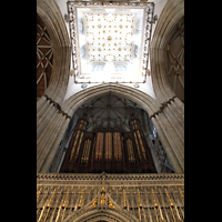 York, Minster (Cathedral Church of St Peter), Orgel auf dem King's Screen mit Blick ins Vierungsgewölbe