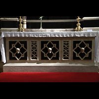 Trogir, Katedrala sv. Lovre (St. Laurentius), Altar im Vorraum der Kathedrale mit seltsamen Totenköpfen, unterer Teil