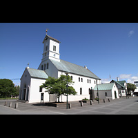 Reykjavk, Dmkirkja (Ev. Dom), Auenansicht vom Kirkjutorg