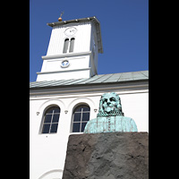 Reykjavk, Dmkirkja (Ev. Dom), Seitenansicht mit Statue von ?