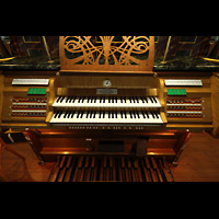 Hafnarfjörður, Kirkja, Spieltisch der romantischen Orgel
