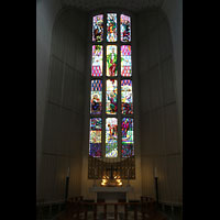 Bodø, Domkirke, Buntes Glasfenster im Chor