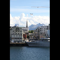 Bodø, Domkirke, Domkirke vom Hafen / von der Hurtigruten aus gesehen