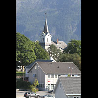 Brnnysund, Kirke, Auenansicht vom Hafen / von der Hurtigruten aus gesehen