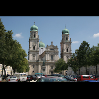 Passau, Dom St. Stephan, Dom vom Domplatz aus