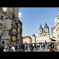 Praha (Prag), Matka Bo pred Tnem (Teyn-Kirche), Prager Rathausuhr (links) und Blick ber den Altstdter Ring zur Teyn-Kirche