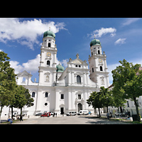 Passau, Dom St. Stephan, Domplatz mit Dom
