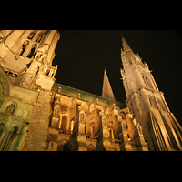 Chartres, Cathdrale Notre-Dame, Seitenansicht bei Nacht