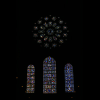 Chartres, Cathdrale Notre-Dame, Rosette und bunte Glasmalereifenster in der Rckwand