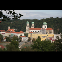 Passau, Dom St. Stephan, Blick vom Hügel der Marahilf-Kirche auf den Dom