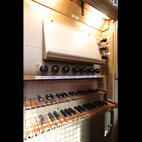 Alkmaar, Sint Laurenskerk, Spieltisch der Chororgel seitlich