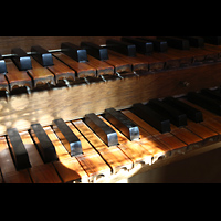 Alkmaar, Sint Laurenskerk, Manualtasten am Spieltisch der Chororgel