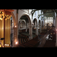 Gouda, Sint Janskerk - Grote Kerk, Blick von der Orgelempore seitlich am Rckpositiv vorbei in die Kirche
