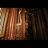 Gouda, Sint Janskerk - Grote Kerk, Mechanische Register- und Spieltraktur im unteren Gehuseteil