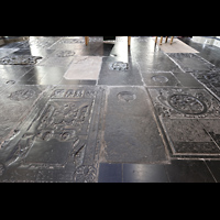 Groningen, Martinikerk, Alte Gedenkplatten im Hauptschiff-Fuboden