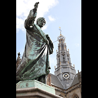 Haarlem, Sint Bavokerk, Statue von Laurens Janszoon Coster und Vierungsturm der Bavokerk